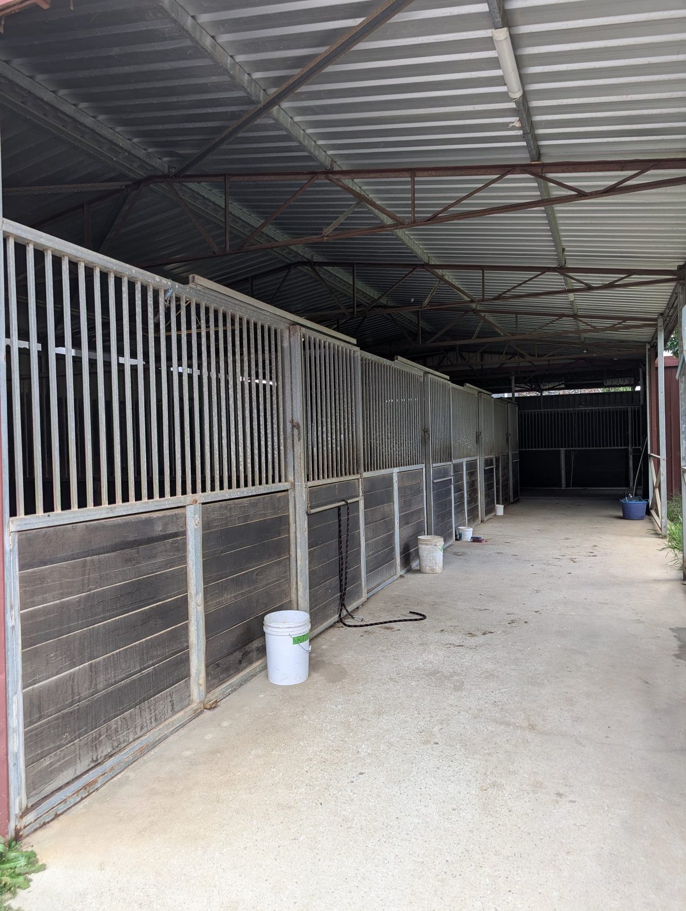Covered inpatient stables at Belvoir Equine Hospital